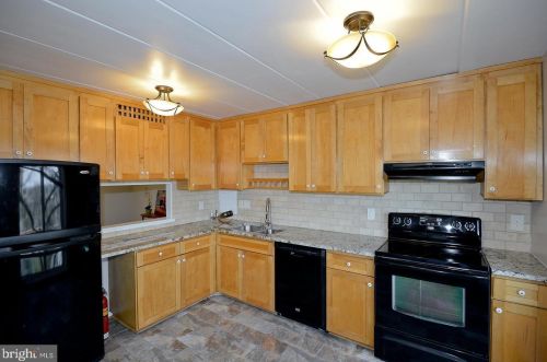 116 Roberts Ln, Alexandria, VA 22314-5343