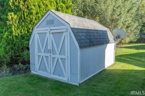 140 Manchester Dr, Mishawaka IN 46544-3526 exterior