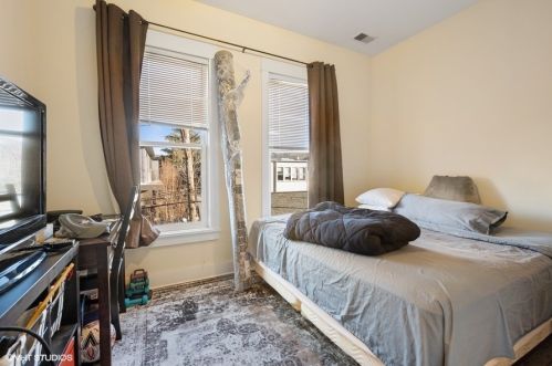 2212 Sunnyside Ave, Chicago IL 60630-3925 exterior