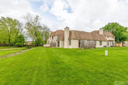 91 Gate House Ln, Edison NJ 08820-4001 exterior