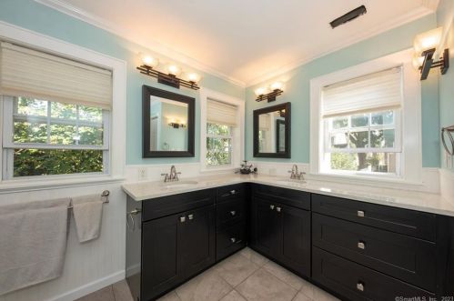 72 Edgemont Rd, Milford CT 06460-5005 exterior