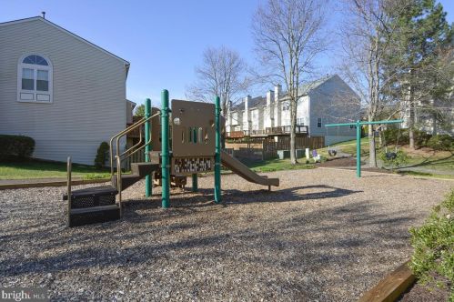 7458 Gadsby Sq, Alexandria VA 22315-5288 exterior