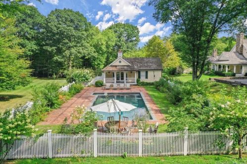 20 Partridge Holw Rd, Greenwich CT 06831-2663 exterior