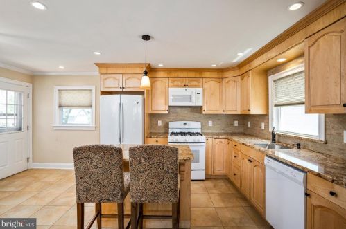 28 Matthew Dr, Trenton NJ 08628-3340 exterior