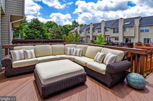 7458 Gadsby Sq, Alexandria VA 22315-5288 exterior