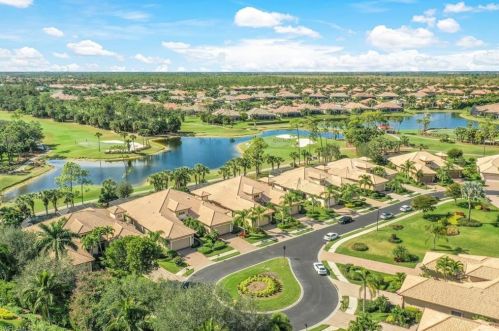 7599 Moorgate Pt Way, Naples FL 34113-5102 exterior