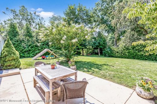 182 Beechwood Dr, Red Bank NJ 07702 exterior