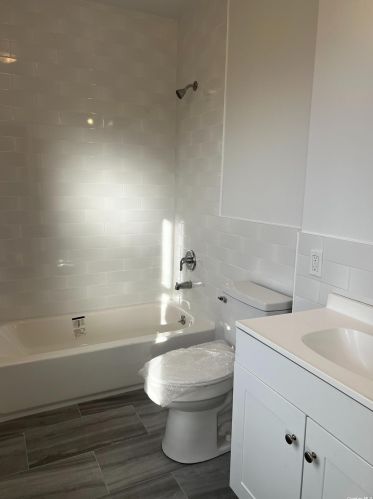 209 Cedar St, Valley Stream NY 11580-4907 exterior