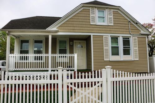 18 4th St, Valley Stream, NY 11581-1213