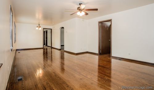 6900 Campbell Ave, Chicago IL 60645-4604 exterior