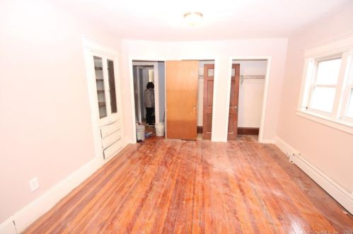 425 Burnside Ave, Hartford CT 06108-2711 exterior