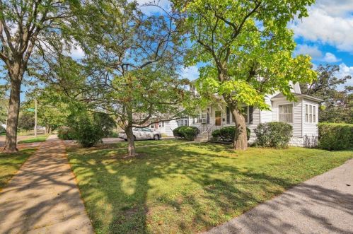 195 Monterey Ave, Elmhurst, IL 60126-3006