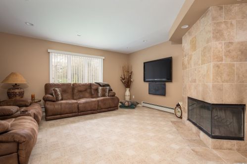 31 Craig Dr, Huntington Station NY 11746-4704 exterior