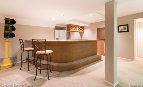 3227 Greenspring Ln, Rochester MI 48309-2744 exterior