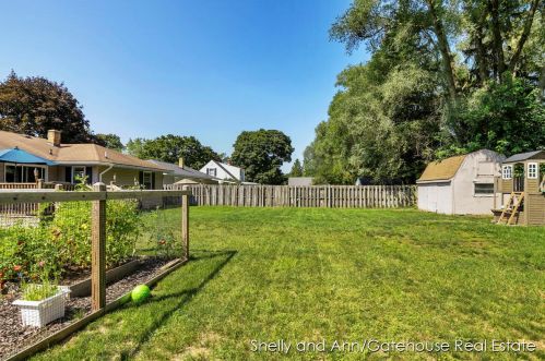 3800 Perry Ave, Wyoming MI 49519-3652 exterior