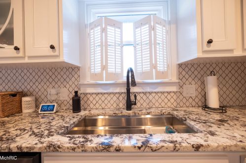 1154 Cadillac Dr, Meskegon MI 49445-1917 exterior