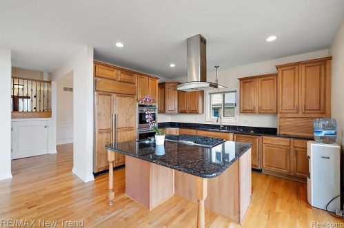 692 Appalachi St, Walled Lake MI  48390-1005 exterior