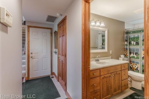 1300 Grandview Dr, Rochester MI 48306-4038 exterior