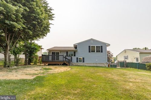 136 Dunsinane Dr, New Castle DE 19720-2323 exterior