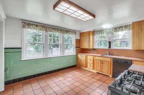 12 Platt St, Poughkeepsie NY 12601-4944 exterior