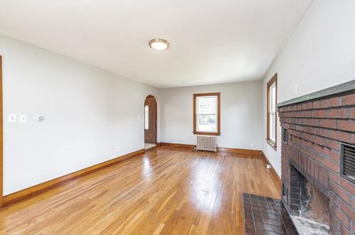 6 Summer St, Enfield CT 06082-2951 exterior