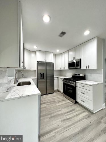 5910 Brookview Dr, Alexandria VA 22310-1819 exterior