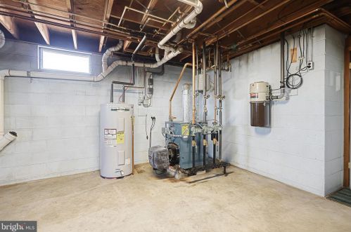 869 Fairview Dr, Hanover PA 17331-9747 exterior