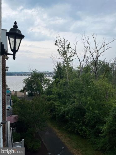 18 Alexander St, Alexandria VA  22314-3869 exterior