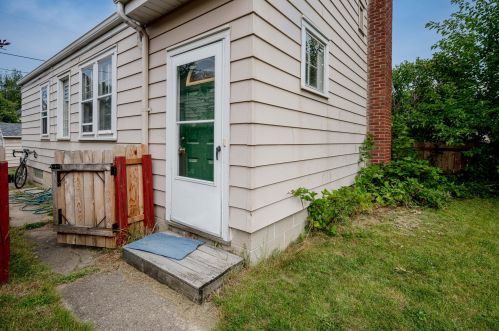 425 Fremont Pl, Milwaukee WI 53219-3066 exterior