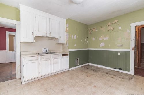 43 Elro St, Manchester CT 06040-4228 exterior