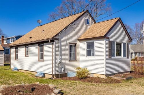 15 Dogwood Pl, Milford CT 06460-4930 exterior