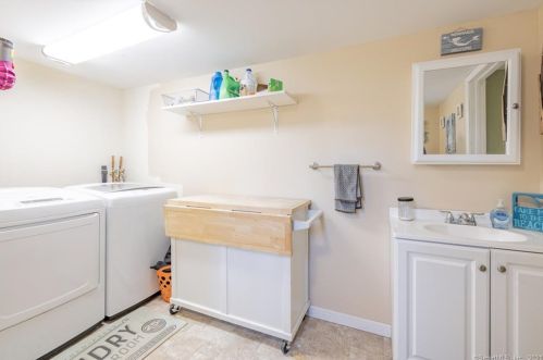 9 Jondot Dr, Enfield CT 06082-2213 exterior