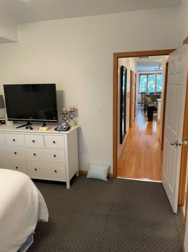 1330 Greenview Ave, Chicago IL 60626-5035 exterior