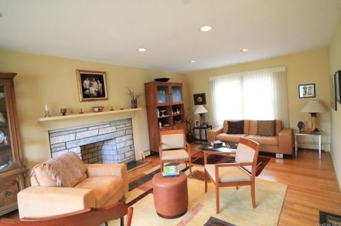 7 Meadowview Dr, Poughkeepsie, NY 12603-5505