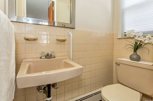 66 Avondale St, Valley Stream NY 11581-1801 exterior