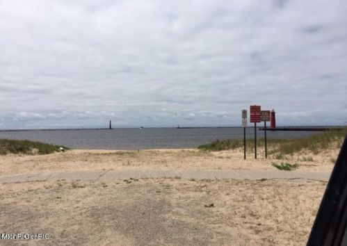 3713 Marina View Pt, Meskegon MI 49441-6406 exterior
