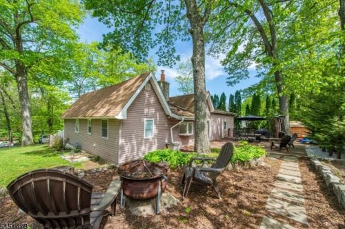 7 Oakwood Trl, Kinnelon NJ 07405-3116 exterior