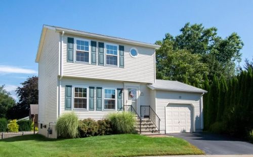 15 Beacon Ct, Middletown, RI 02840-1237