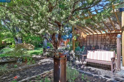 81 Byron Dr, Concord CA 94523-4102 exterior