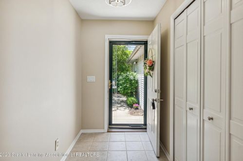 502 Brunswick Dr, Dewitt MI 48820-9189 exterior