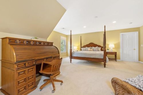 2 Farmington Rdg Dr, Farmington CT 06032-2456 exterior