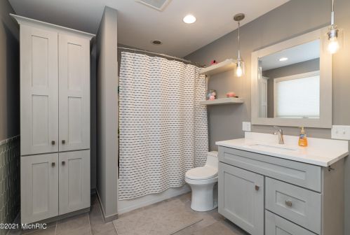 1360 Crooked Lk Dr, Kalamazoo MI 49009-8950 exterior