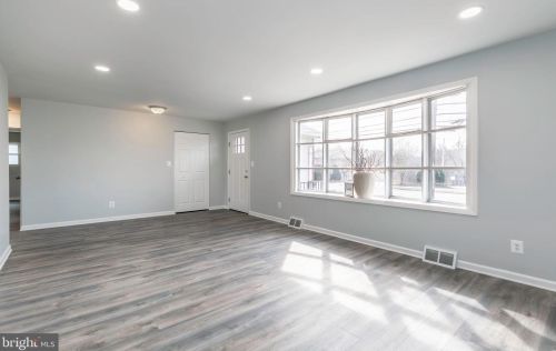 7935 Elvaton Rd, Glen Burnie MD 21061-6074 exterior