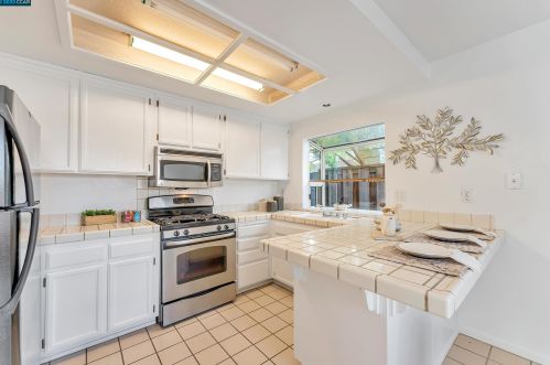 363 Wildrose Cir, Pinole CA  94564-2307 exterior