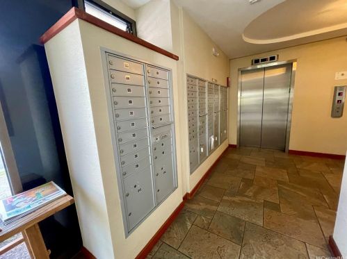 1521 Alexander St, Honolulu HI  96822-4979 exterior