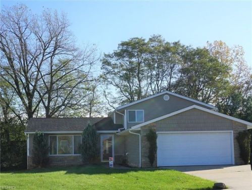 7630 Newcomb Dr, Cleveland, OH 44129-5811