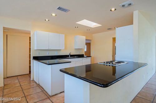 5860 Swan Rd, Tucson AZ 85718-5433 exterior