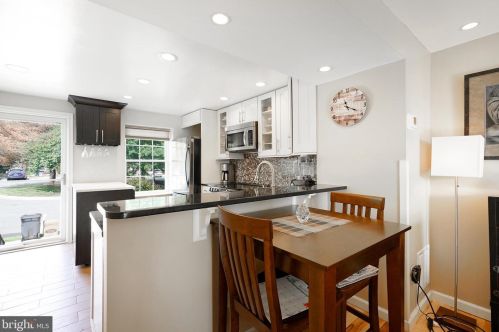 6841 Heatherway Ct, Alexandria VA 22315-3942 exterior