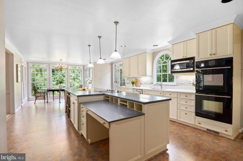 10017 Carmelita Dr, Rockville MD 20854-4247 exterior