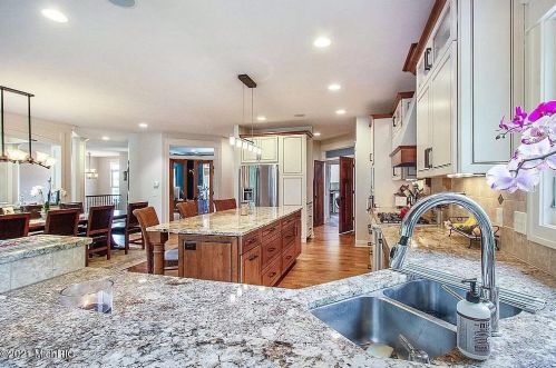 642 Chancellor Dr, Wyoming MI 49418 exterior